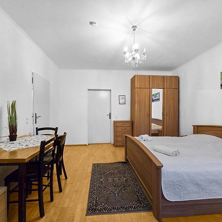 Spacious Three-Bedroom, Three King-Size Beds ウィーン エクステリア 写真