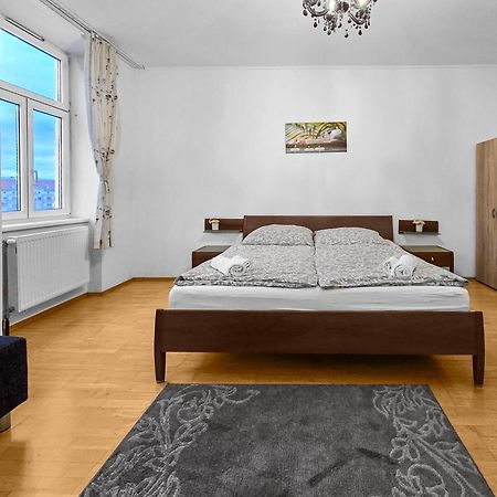 Spacious Three-Bedroom, Three King-Size Beds ウィーン エクステリア 写真