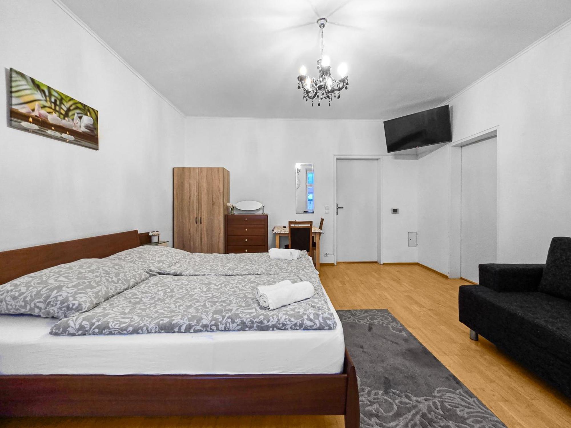 Spacious Three-Bedroom, Three King-Size Beds ウィーン エクステリア 写真