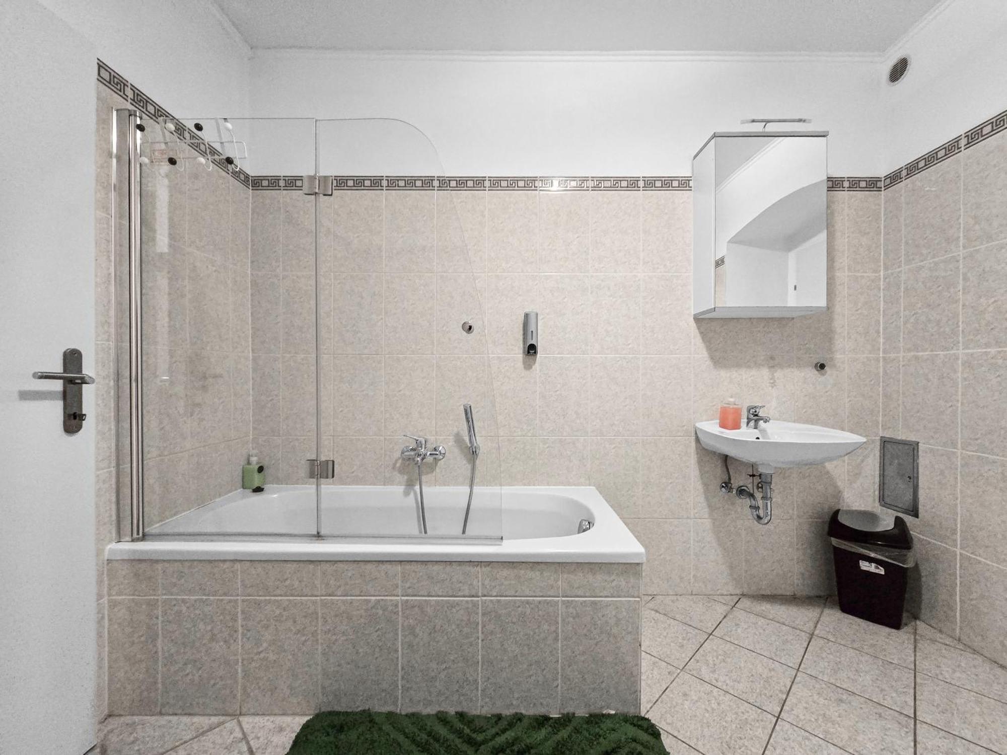 Spacious Three-Bedroom, Three King-Size Beds ウィーン エクステリア 写真